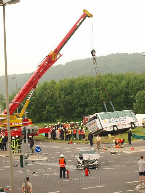 Schwerer Unfall mit Reisebus Lohmar Donrather Dreieck P555.JPG
